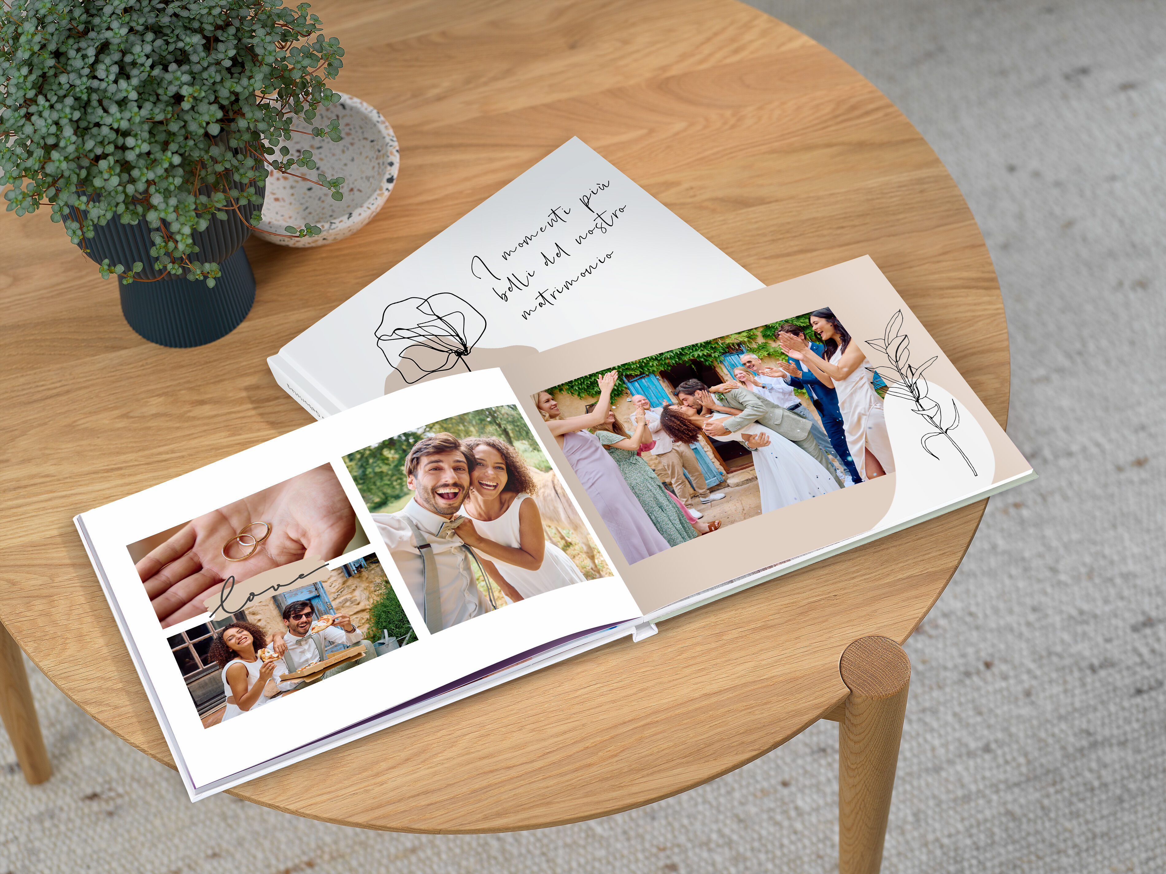 Fotolibro con foto di matrimonio su un tavolo di legno