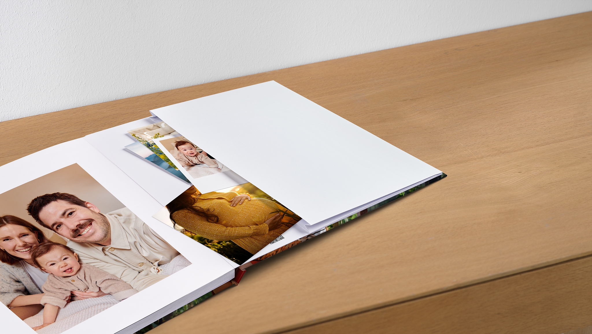 Fotobuch mit einer integrierten Erinnerungstasche auf der letzten Seite, in die lose Fotos oder Andenken gesteckt werden können.