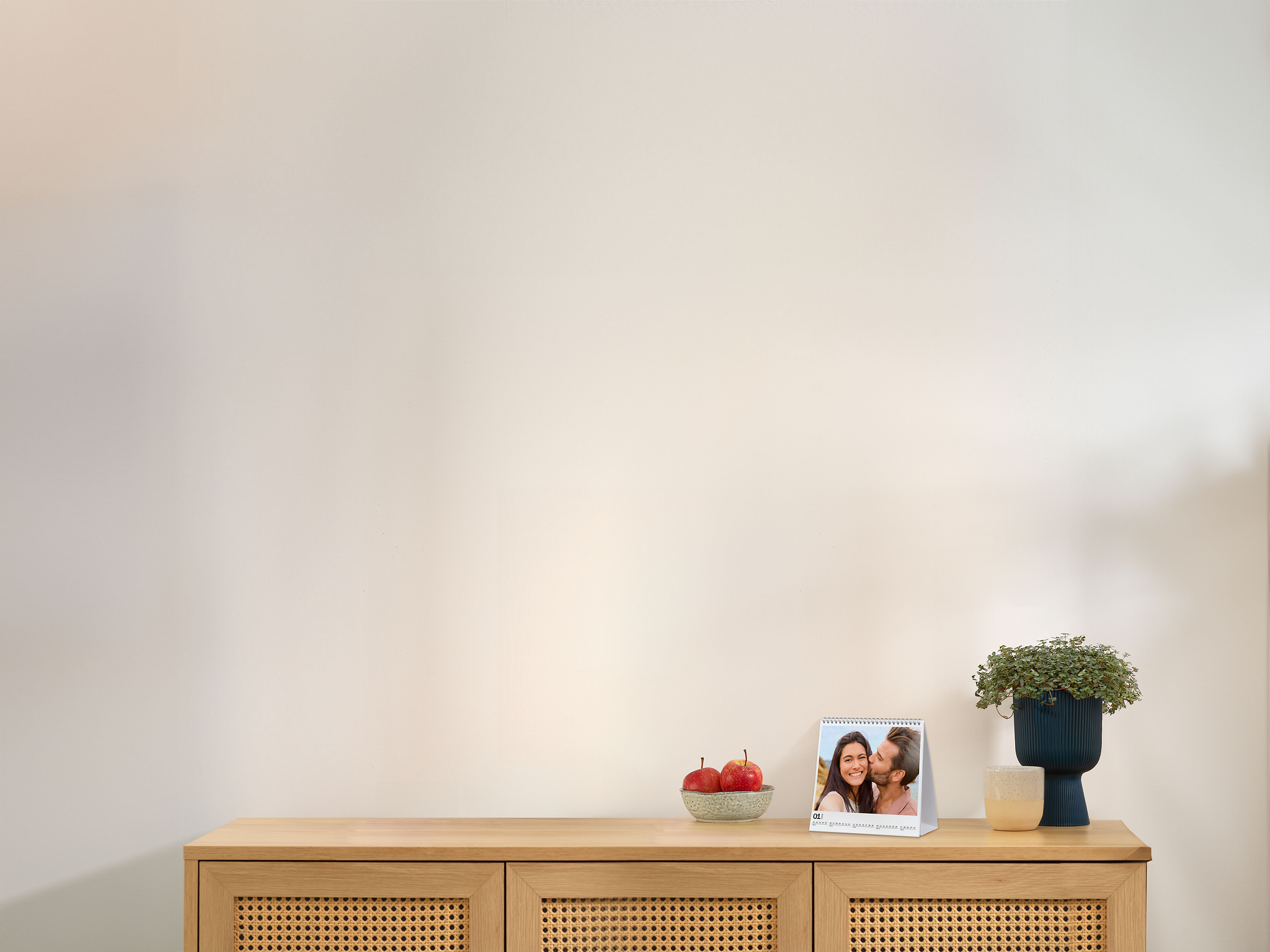 Medium bureaukalender met een afbeelding van een stel op een houten kast