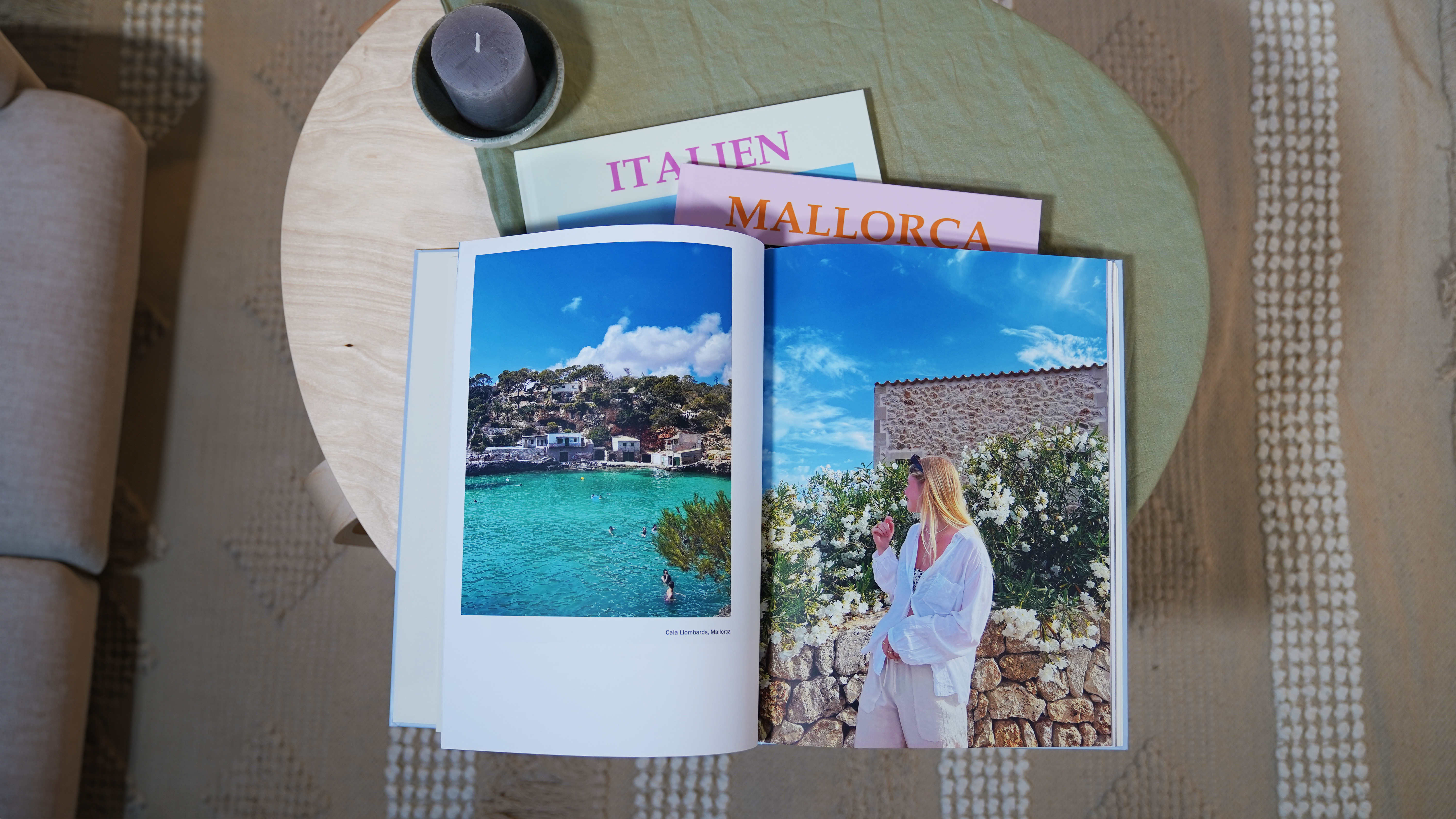 Mehrere Coffee Table Books aufgestapelt auf einem Wohnzimmertisch