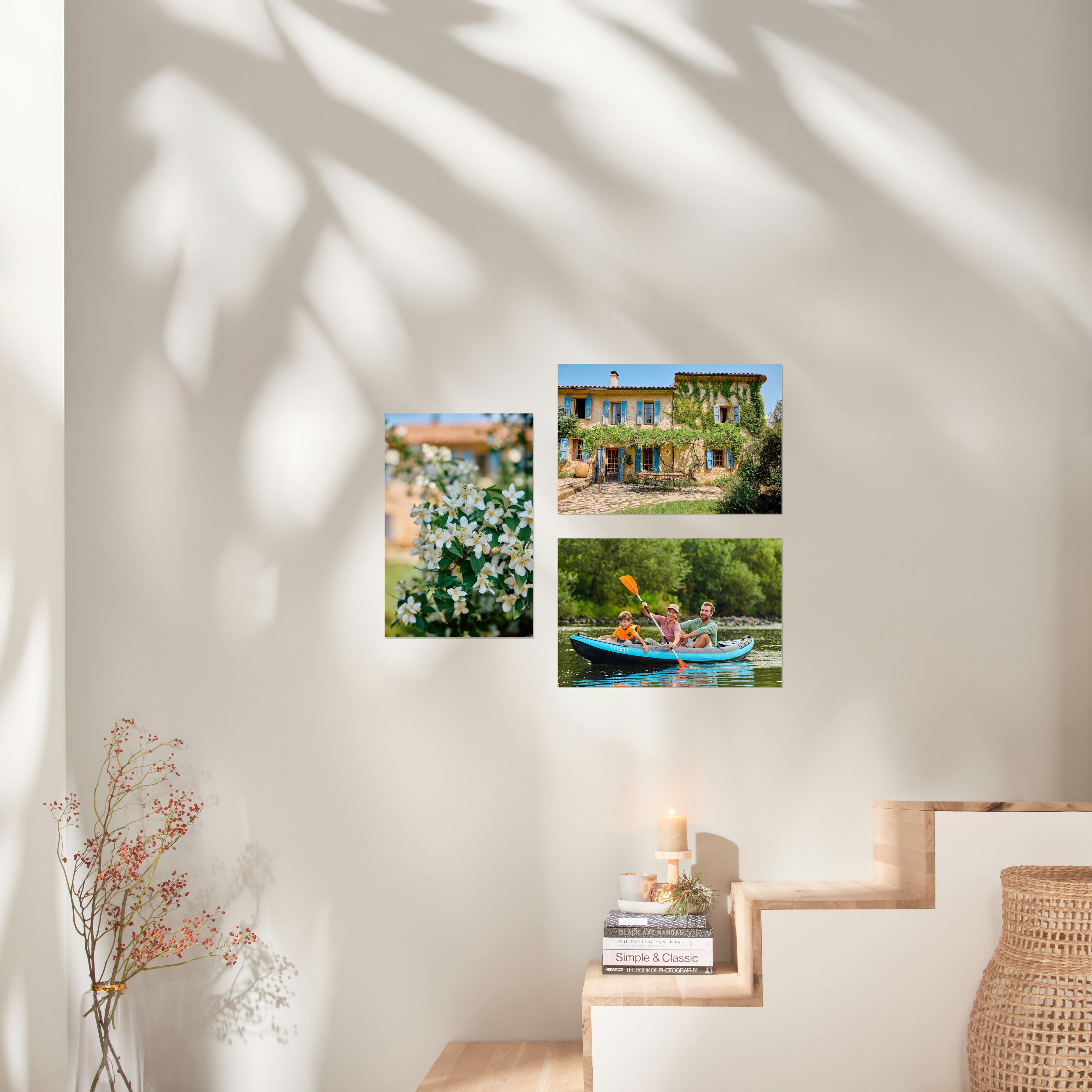 Drei Fotoposter im Format 45x30 cm hängen an einer Wand und zeigen Urlaubsfotos einer Familie