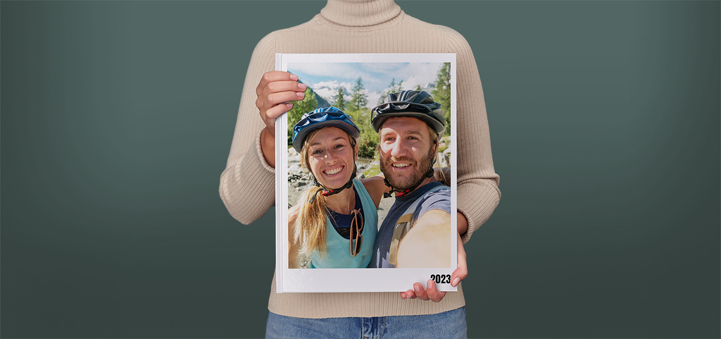 Pixum Fotobuch XXL im Hochformat mit dem Selfie von Mountainbikern auf dem Cover