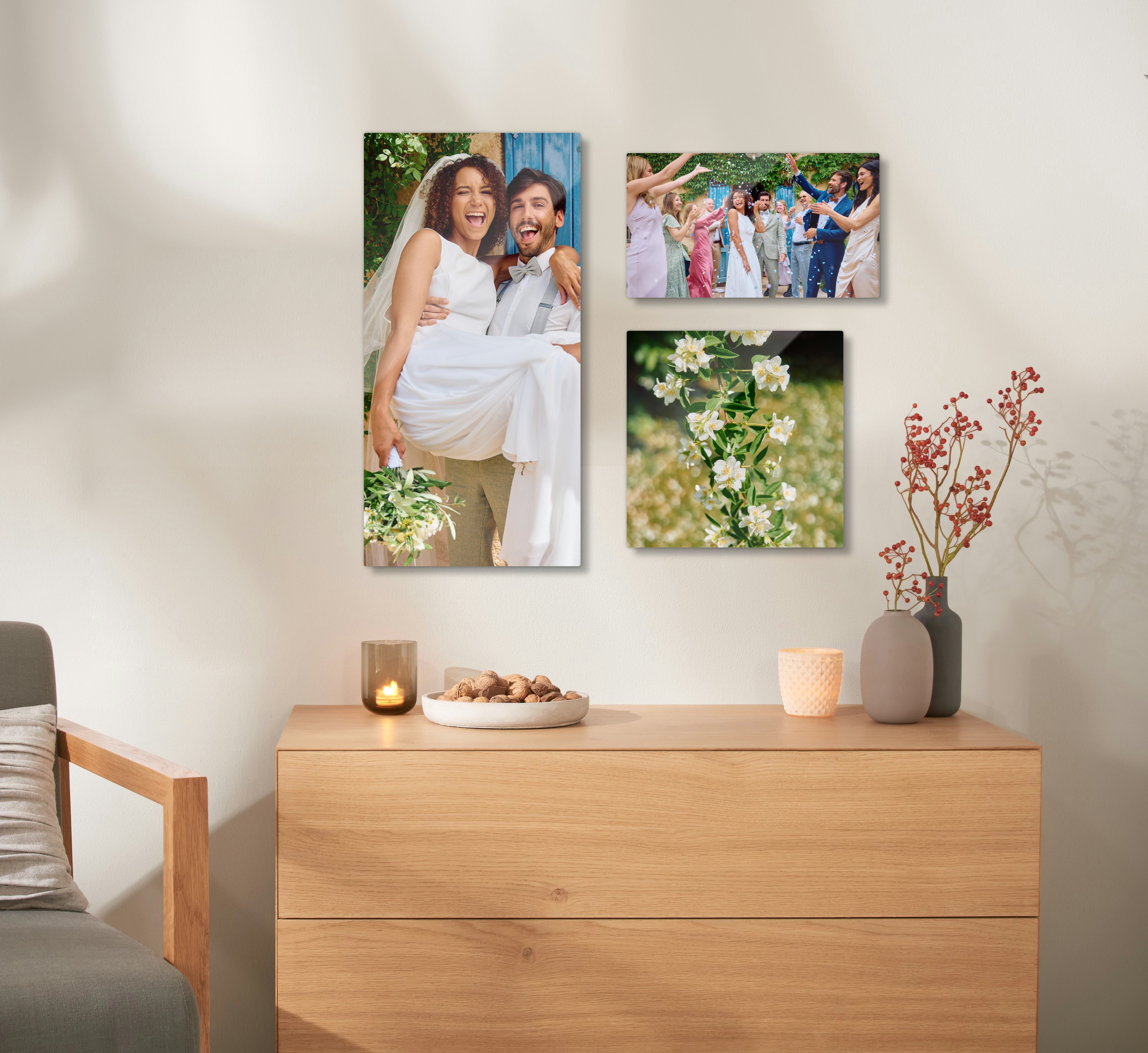 Pixum Galleryprint met huwelijksfoto's in drie verschillende formaten hangen aan de muur.
