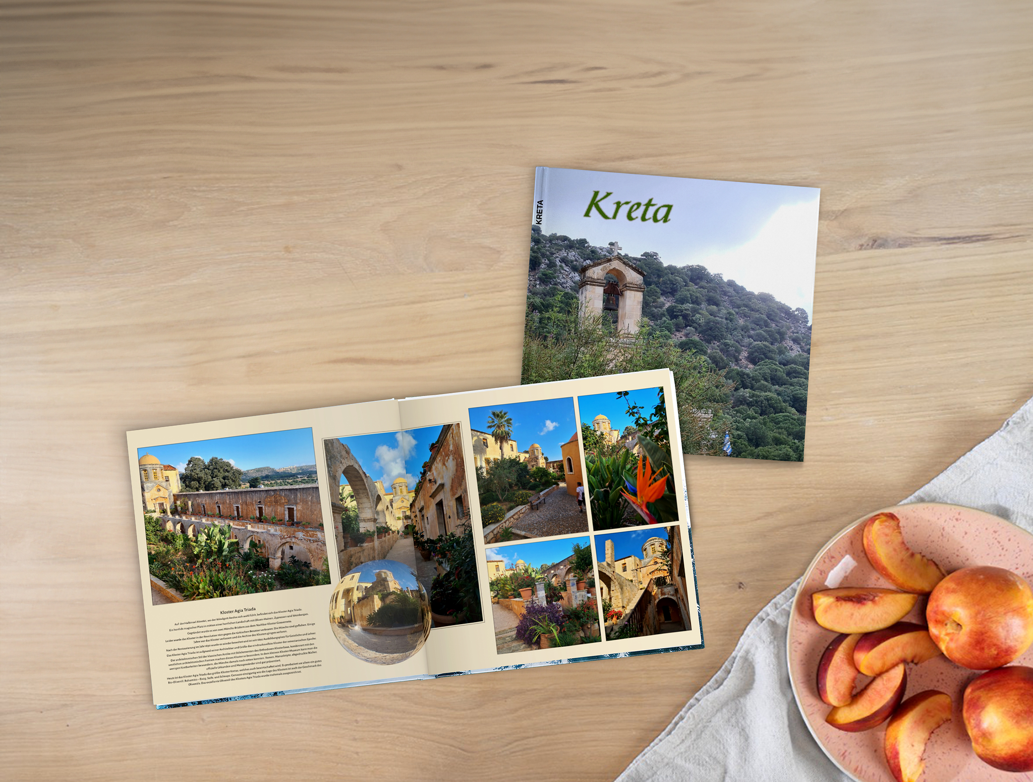 Ein Kundenbeispiel eines Pixum Fotobuches von  einem Kreta-Urlaub mit aufgeschlagener Doppelseite