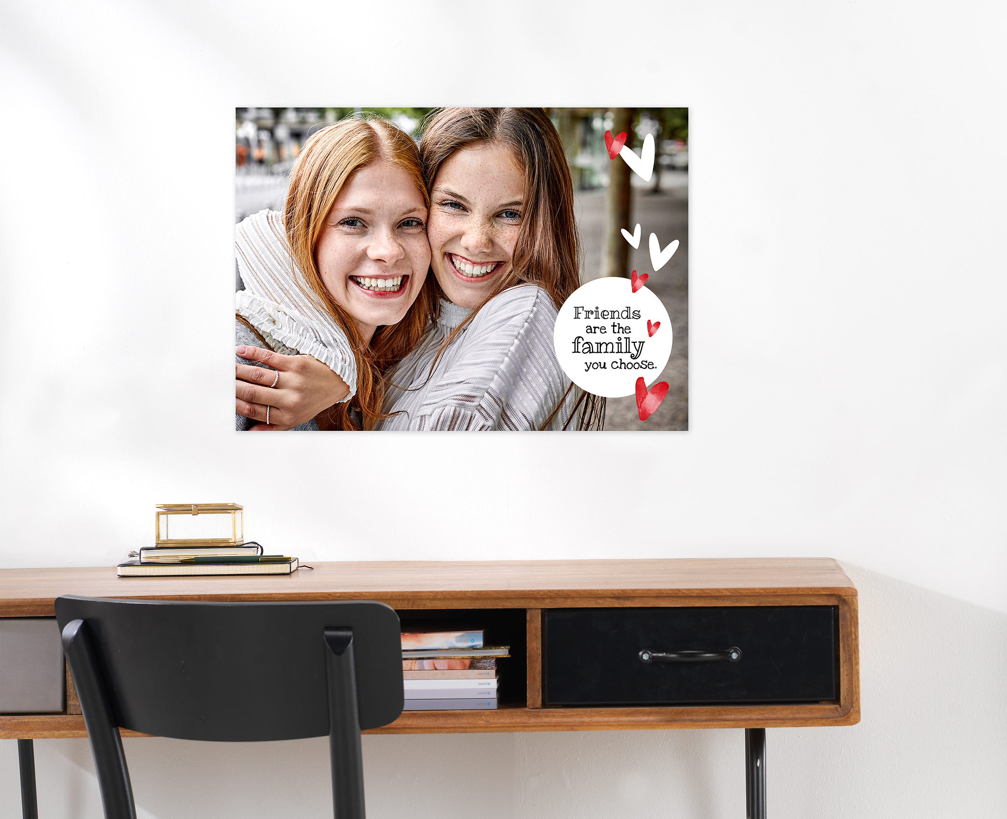 Poster mit individuellem Text in der Größe 70×50. Das Poster zeigt das Foto von zwei Freundinnen mit kleinen Herzchen Cliparts und dem Text "Friends are the family you choose".