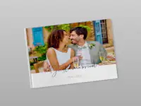 Hochzeitsfotobuch mit dem Design Wonderful Wedding Cover eines Hochzeitsfotobuch, auf dem groß ein Bild des Paares zu sehen ist. Darunter steht der Titel "Just married" in geschwungener Schrift sowie die Namen des Brautpaares.