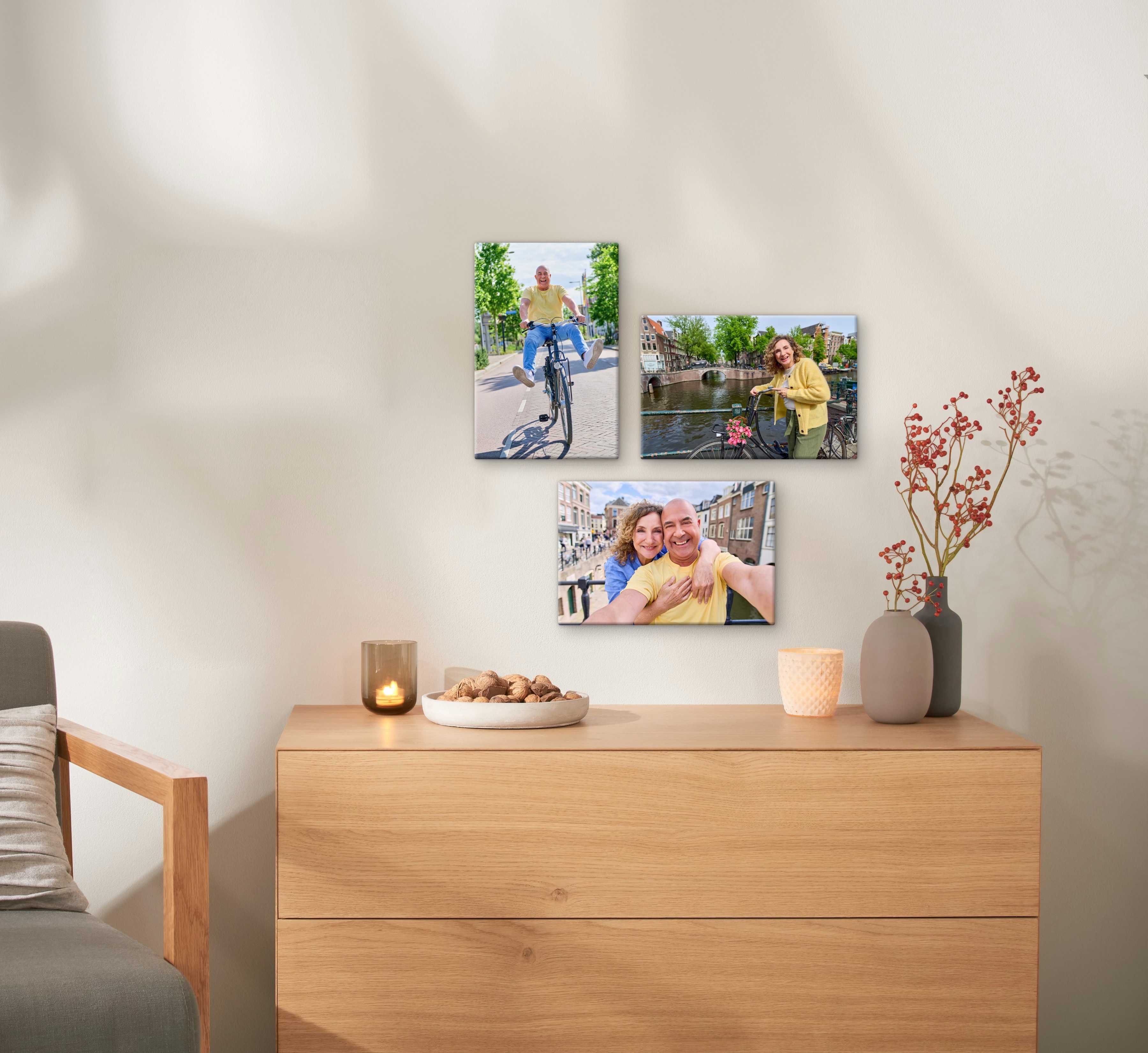 Drei Fotoleinwände im Format 30x20 cm hängen an einer Wand. Sie zeigen Motiven eines Pärchens bei einem Städte-Tripp.