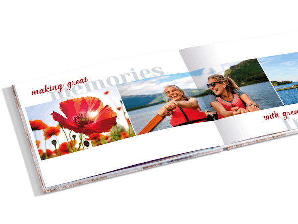 Ein aufgeschlagenes Reisefotobuch mit Fotos aus einem Urlaub im Frühsommer