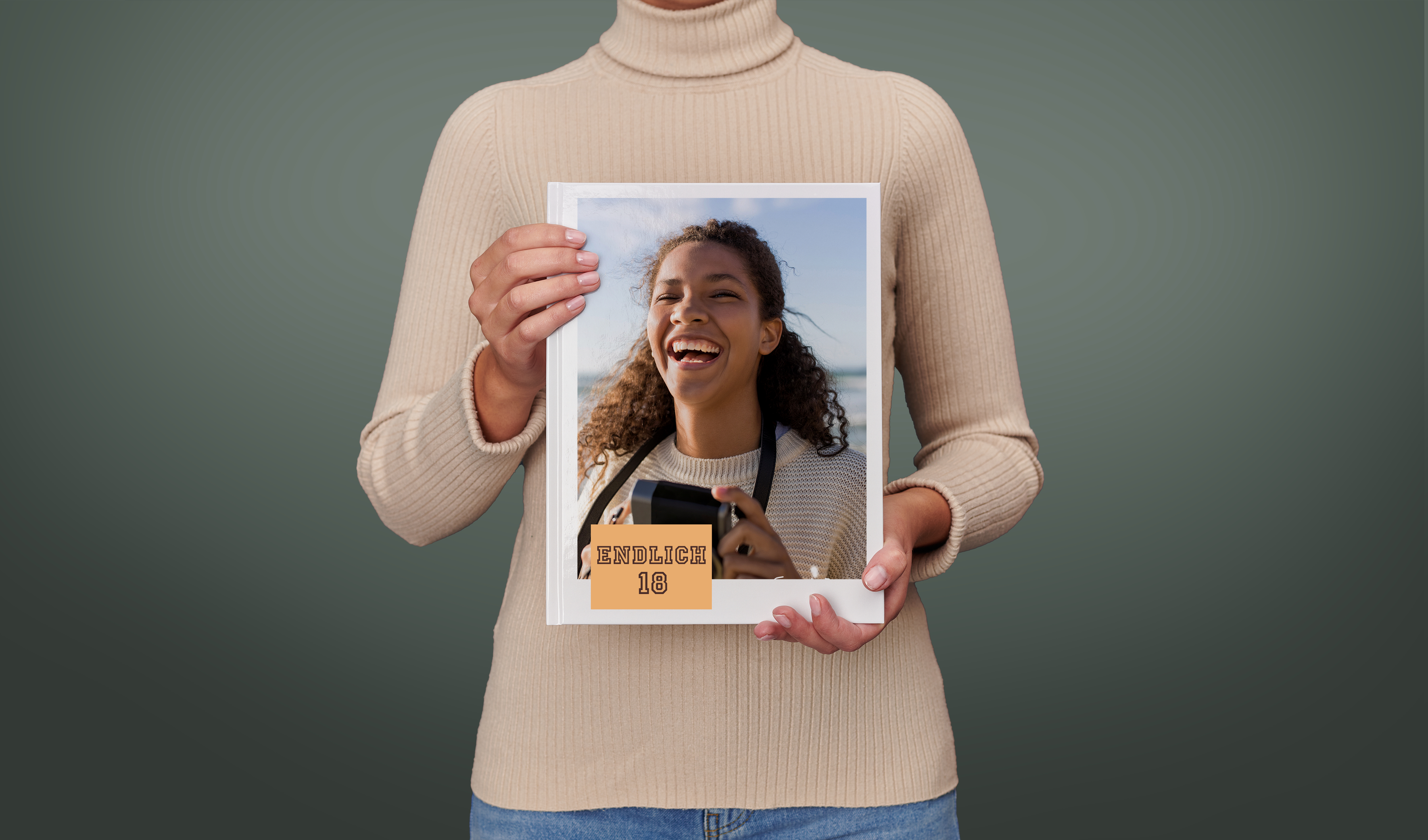 Großes Fotobuch im Hochformat mit dem Foto einer jungen Dame und dem Titel "Endlich 18"