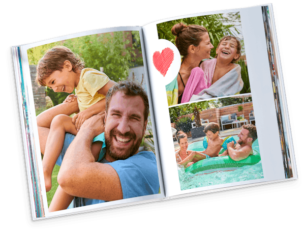 Pixum Fotobuch im Querformat mit sommerlichen Urlaubsbildern einer Familie am Pool