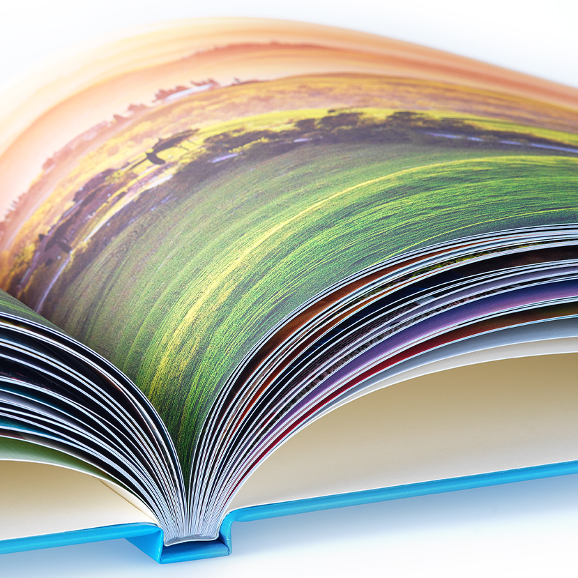 Image détourée d'un livre photo ouvert avec vue détaillée du papier premium mat