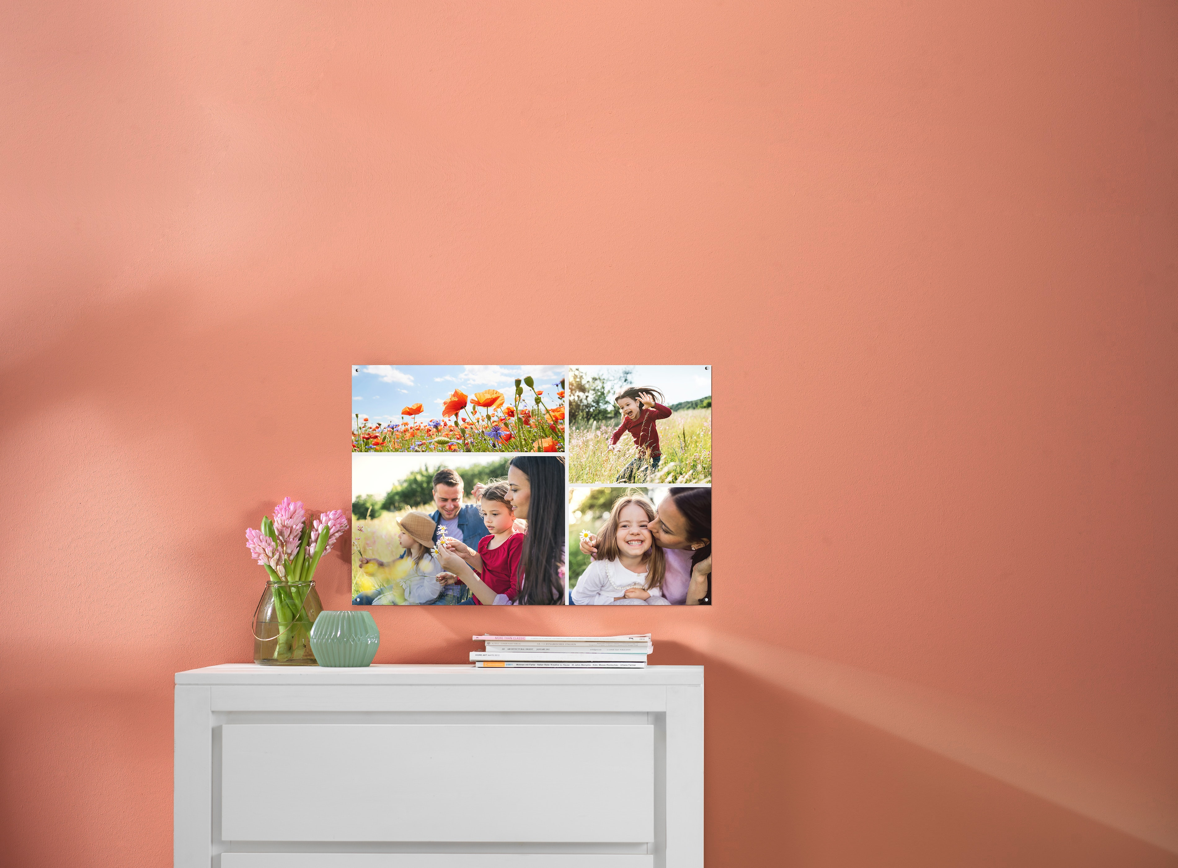 Fotoposter als Collage mit Frühlingsmotiven auf einer apricotfarbenen Wand