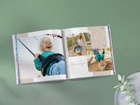 Pixum-kuvakirja neliö Pixum-kuvakirja meliömuotoisena, jossa näkyvät äiti ja hänen lapsi