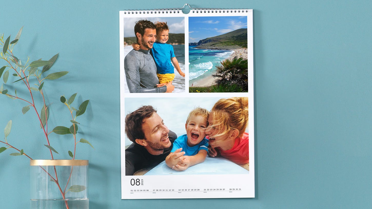 Fotokalender-Collage Fotokalender-Collage mit sommerlichen Familienmotiven am Strand surfen