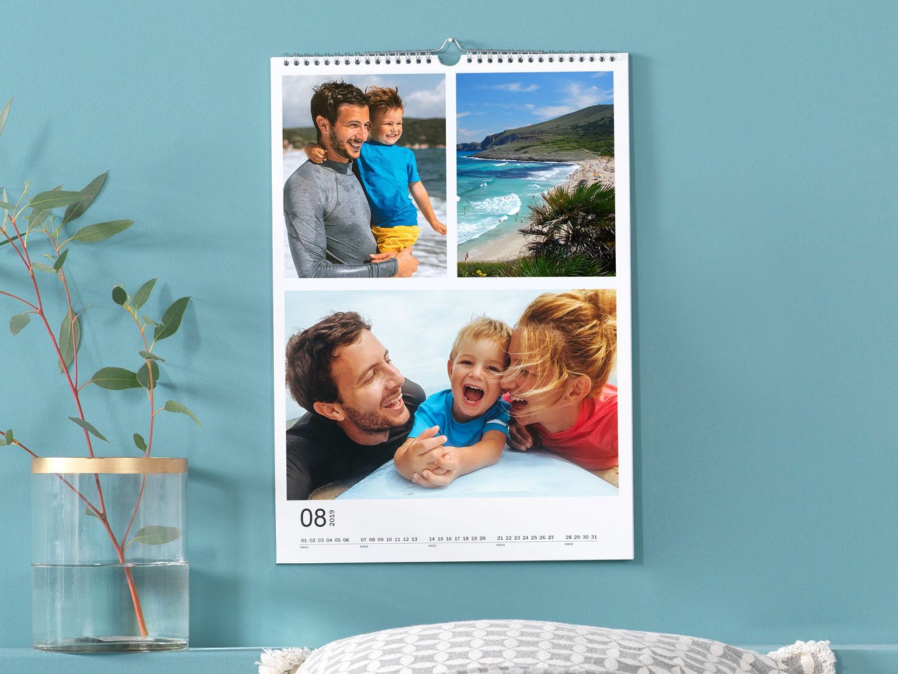 Fotokalender-Collage mit sommerlichen Familienmotiven am Strand surfen