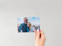 9 cm Fotoabzug bestellen 9 cm Fotoabzug mit einem Selfie von einem Ehepaar vor der Tower Bridge