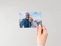 Fotoafdrukken bestellen van 9 cm Fotoafdruk van 9 cm met daarop een selfie van een koppel voor de Tower Bridge