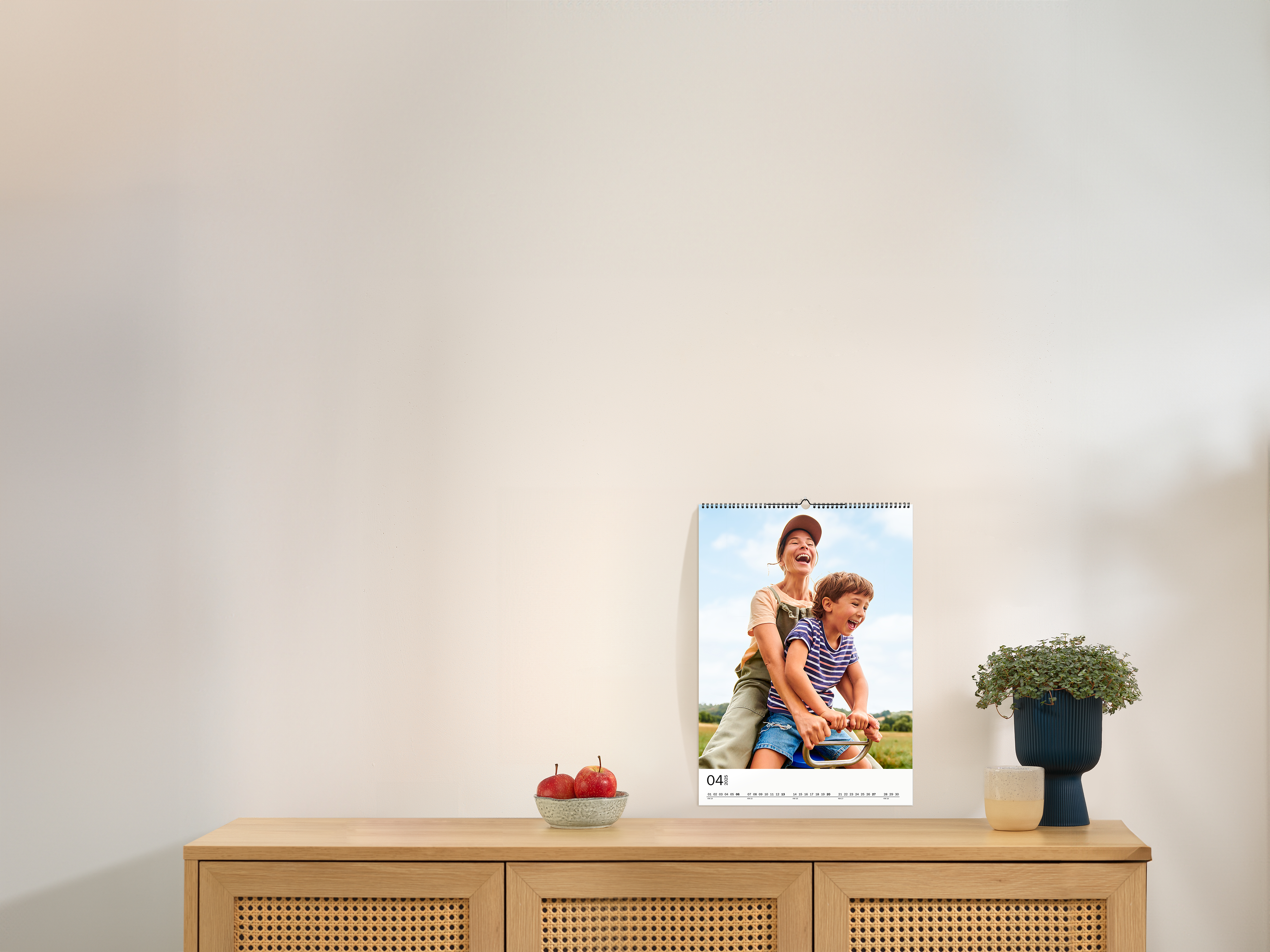 Pixum-kuvakalenteri pystyformaatissa, jossa näkyy äiti ja lapsi