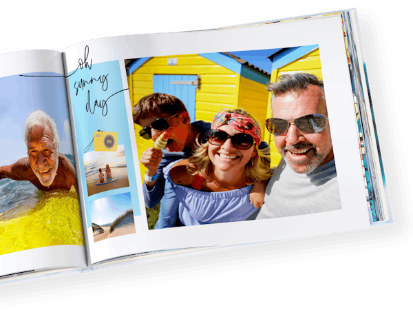 Endlich wieder Zeit für Fotomomente Aufgeschlagenes Pixum Fotobuch im Querformat mit sommerlichen Urlaubsfotos