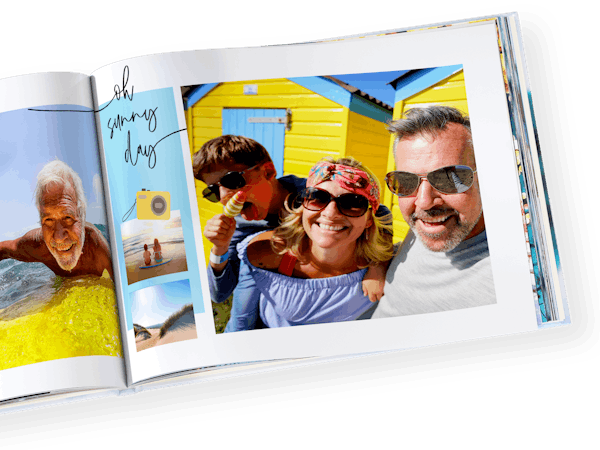 Álbum de fotos personalizado panorámico abierto con fotos de las vacaciones de verano