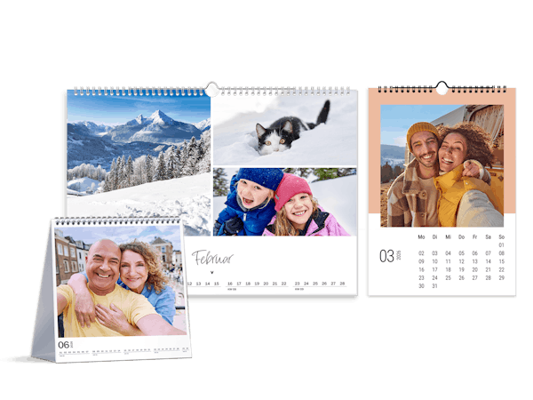 Tres calendarios en diferentes formatos. En uno se ve una foto de una pareja mayor. Un calendario de pared en formato panorámico muestra un collage fotográfico invernal, una imagen con dos niños. En un calendario de pared en formato vertical se ve a una pareja.