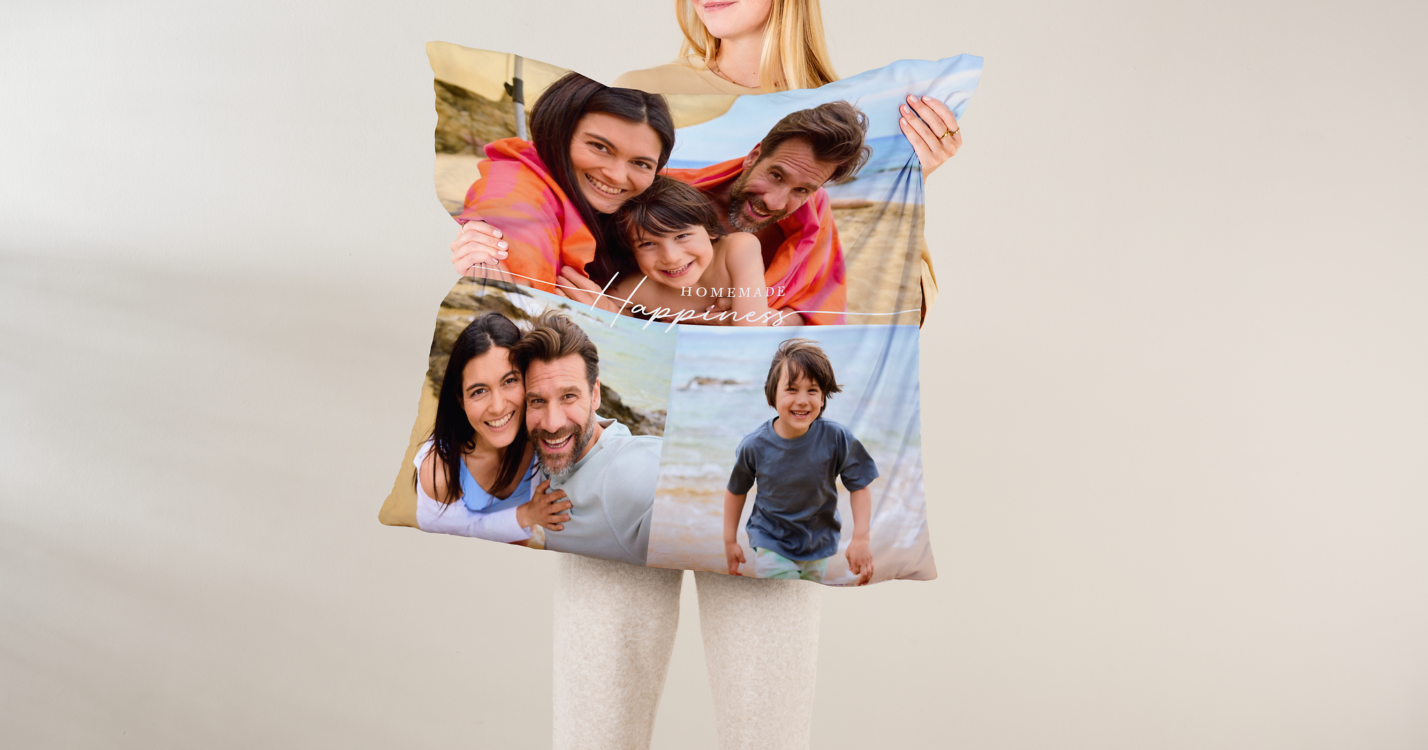 Fotokissen 80x80 wird in einer Hand gehalten. Es ist mit einer Fotocollage mit einer Familie und dem Schriftzug 'Homemade Happiness' gestaltet. 
