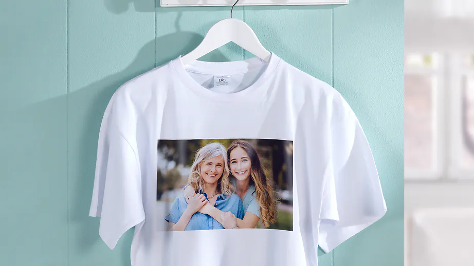 T-Shirt mit dem Foto von einer Mutter und ihrer Tochter 