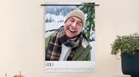 Fineline väggkalender med en bild på en äldre man med hatt Fineline väggkalender med en bild på en äldre man med hatt