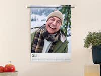 Wandkalender Fineline mit einem Bild von einem älteren Mann mit Mütze Wandkalender Fineline mit einem Bild von einem älteren Mann mit Mütze im Schnee