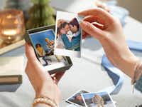 Mini retro prints met foto's van een koppel Mini retro prints met foto's van een koppel in een winterse setting.