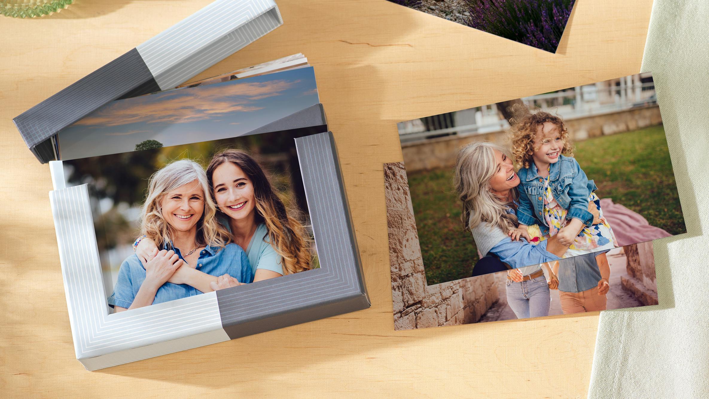 Bilderbox mit Fotoabzügen von Mutter und Tochter