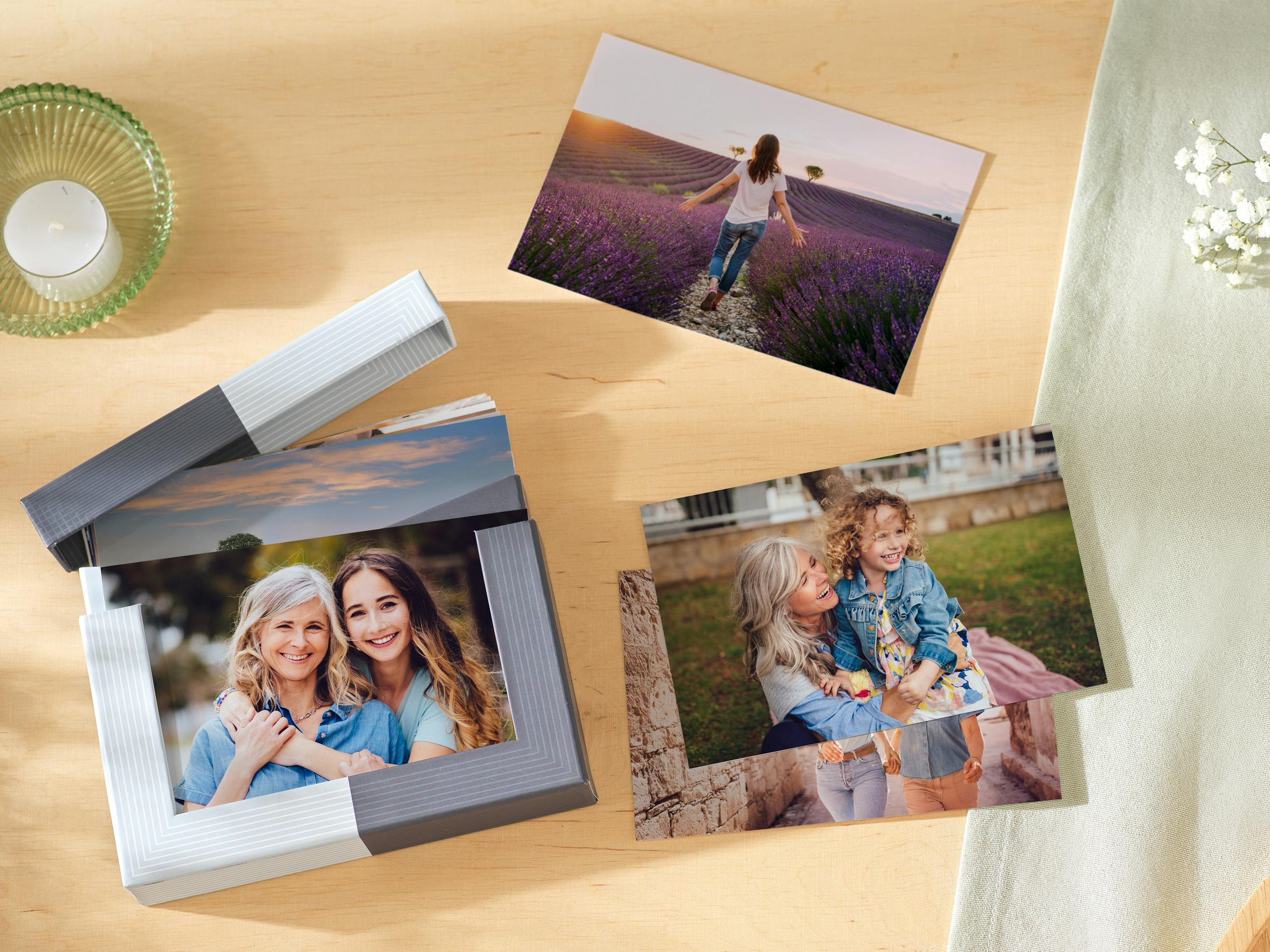 Caja con fotos con imágenes de una madre con su hija
