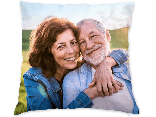 Image détourée d'un coussin personnalisé carré avec photos de famille