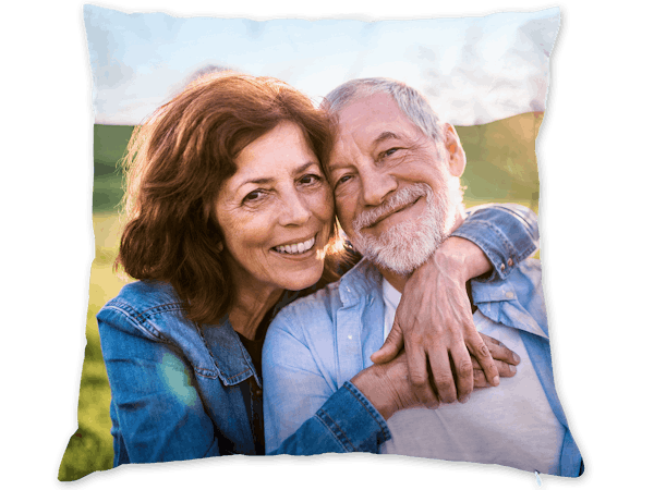 Fotopolster gestalten Freisteller eines quadratischen und herzförmigen Fotokissens mit Familienmotiven