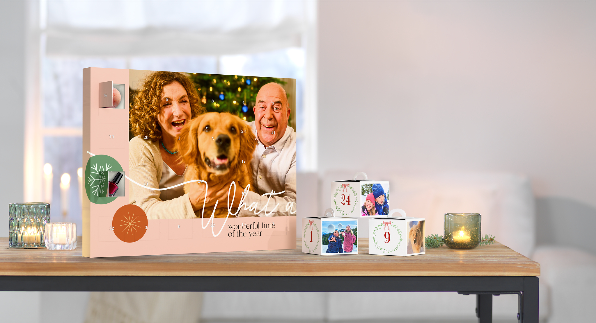 Deux calendriers de l’Avent photo à remplir soi-même sont posés sur une commode. À gauche, un calendrier de l’Avent photo classique avec des cases à remplir, et à côté, un calendrier de l’Avent en boîtes, personnalisable avec des photos, également à remplir soi-même.