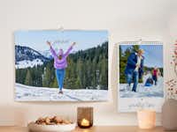 Pixum Fotokalender mit winterlichen Motiven Pixum Fotokalender mit winterlichen Motiven hängend an einer Wand