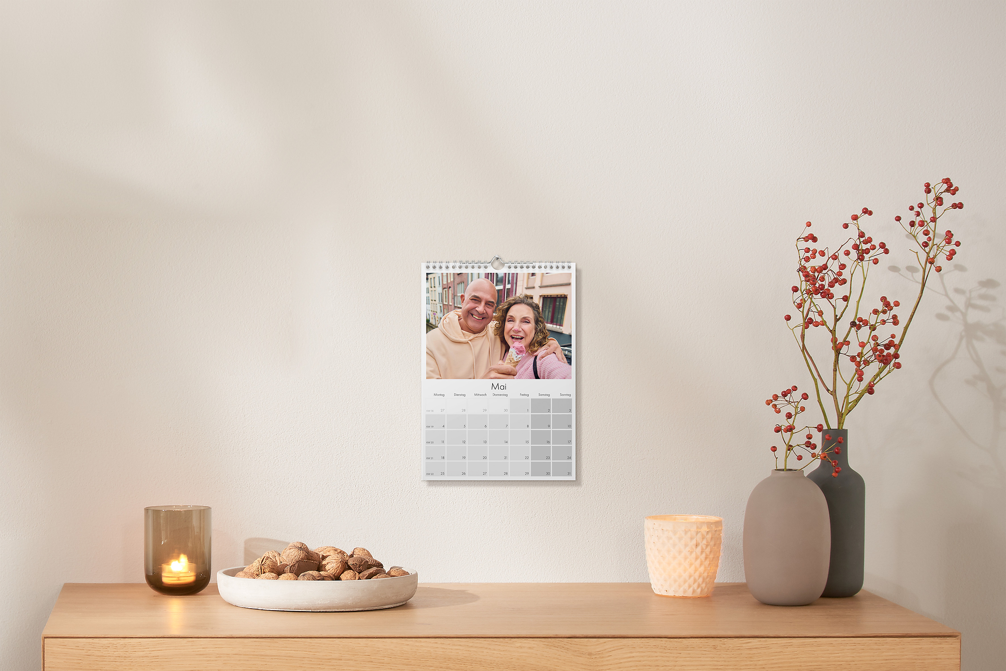 A4-kalender met foto van een koppel hangt aan de muur.