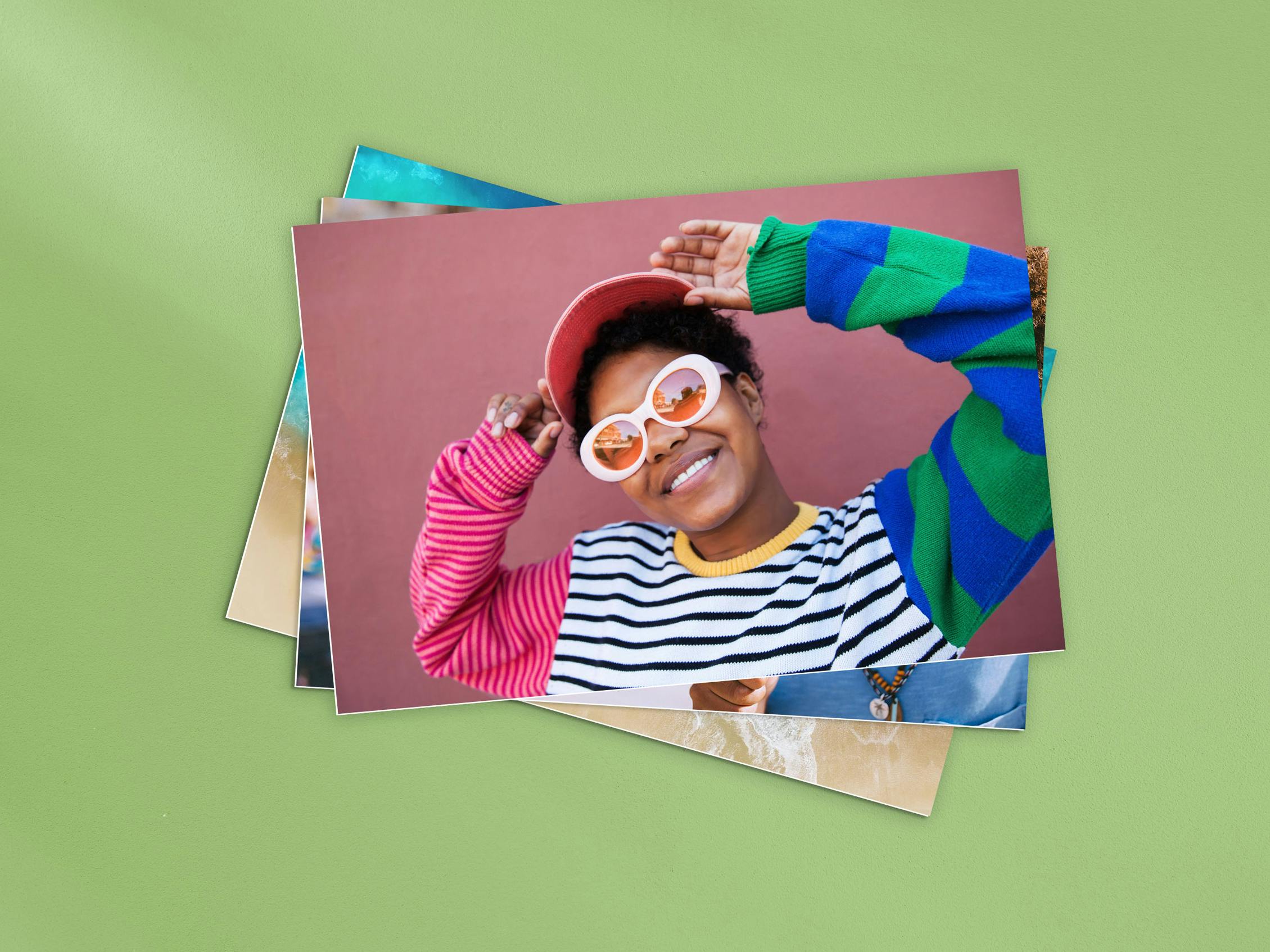 Revelados de fotos 20×30 cm en un fondo verde con una chica que sonríe