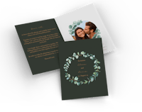 Diseña una tarjeta plegable como invitación de boda Tarjeta plegable como invitación de boda con la foto de una pareja, con texto y un diseño floral
