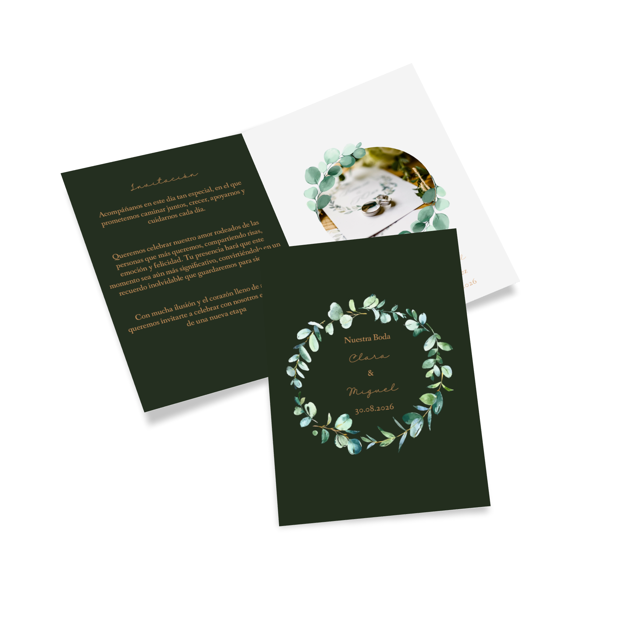 Tarjeta plegable como invitación de boda con la foto de una pareja, con texto y un diseño floral