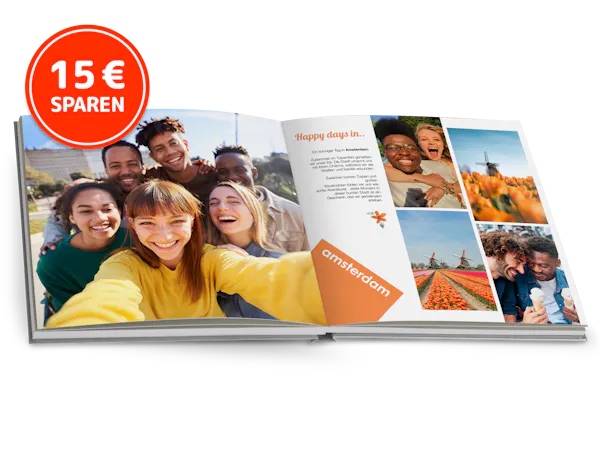 Pixum Fotobuch Ein aufgeschlagenes Fotobuch mit sommerlichen Motiven einer Städtereise. Das Fotobuch ist mit Schriftzügen und Stickern kreativ gestaltet.