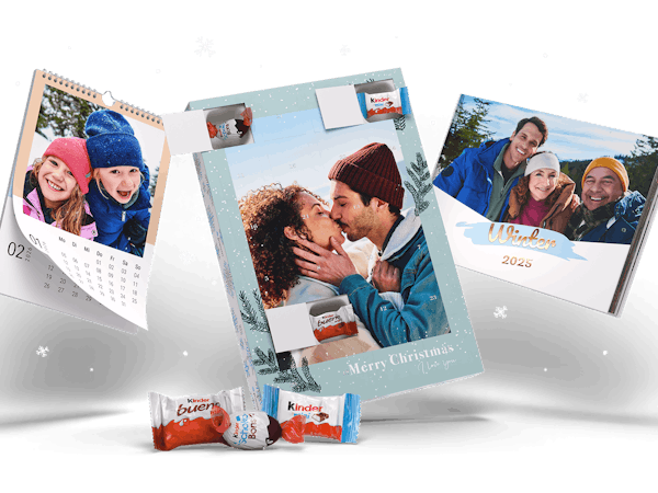 Surtido de productos compuesto por un calendario de Adviento fotográfico con chocolate Kinder, un calendario fotográfico y un álbum de fotos Pixum. Todos los productos tienen fotos invernales. Delante hay unos cuantos chocolates Kinder.