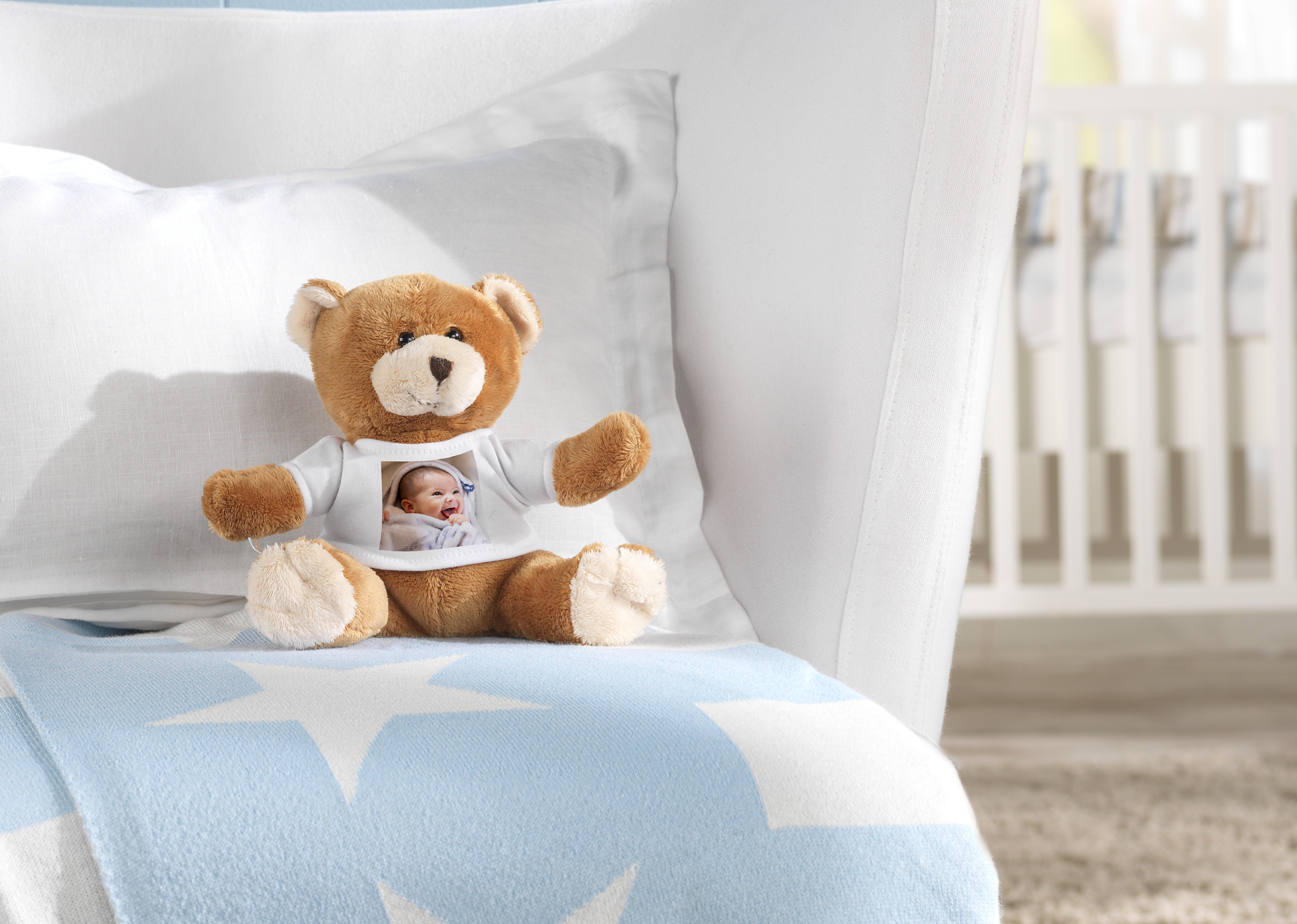 Teddy mit selbst bedrucktem Foto-T-Shirt auf einem Sessel