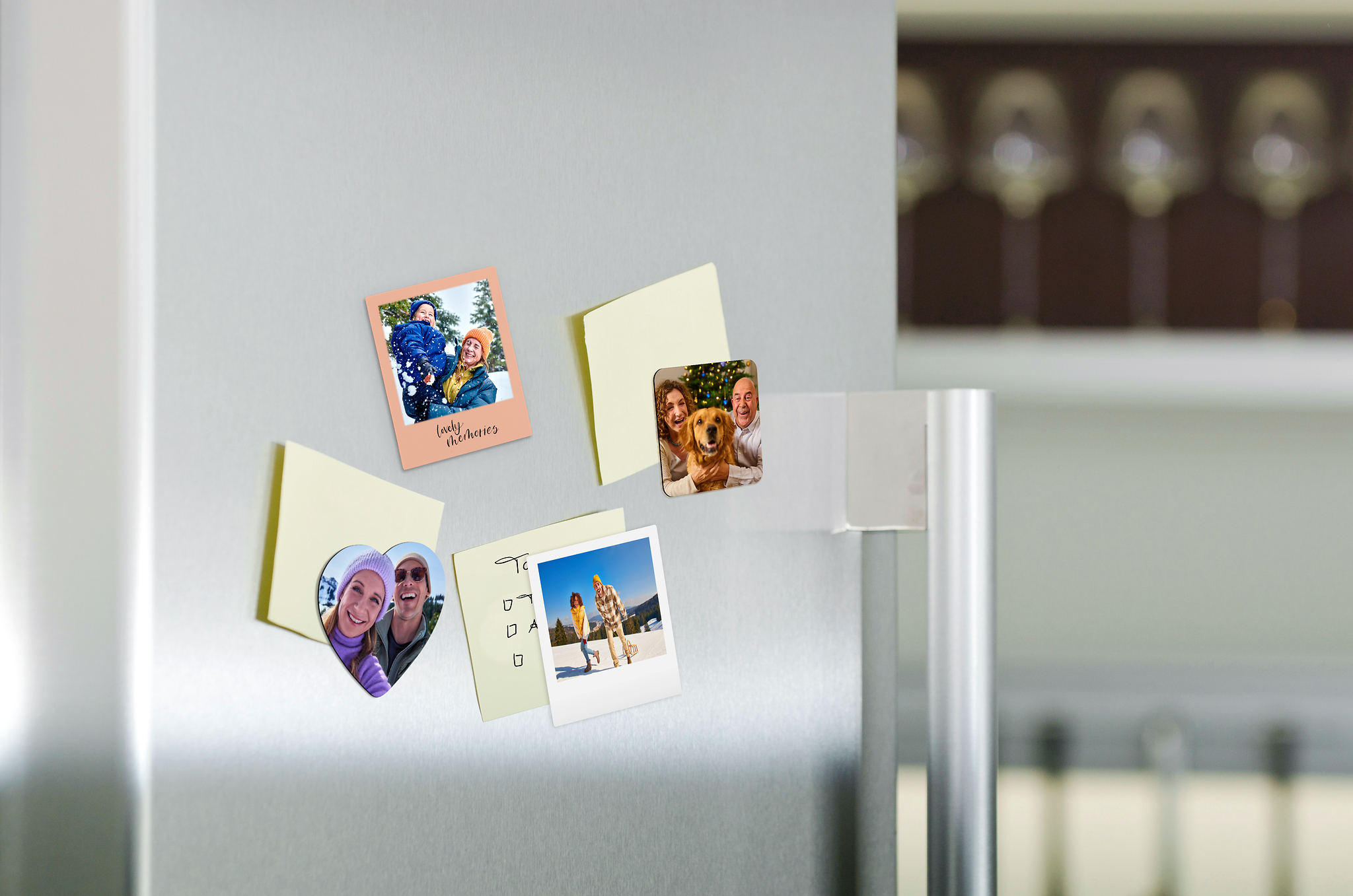 Fotomagnete in verschiedenen Formen mit weihnachtlichen Motiven an einem Kühlschrank