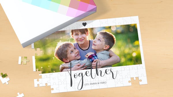 Fotopuzzle mit 112 Teilen Fotopuzzle mit 112 Teilen mit Design und einem fröhlichen Familienbild.