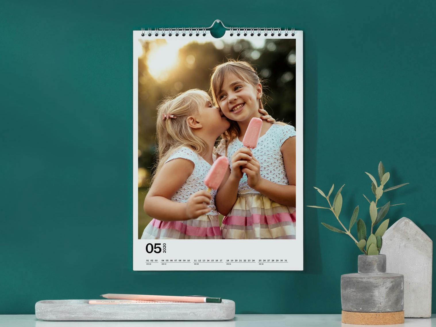Fotokalender in staand formaat met een foto van twee kleine meisjes die ijs eten