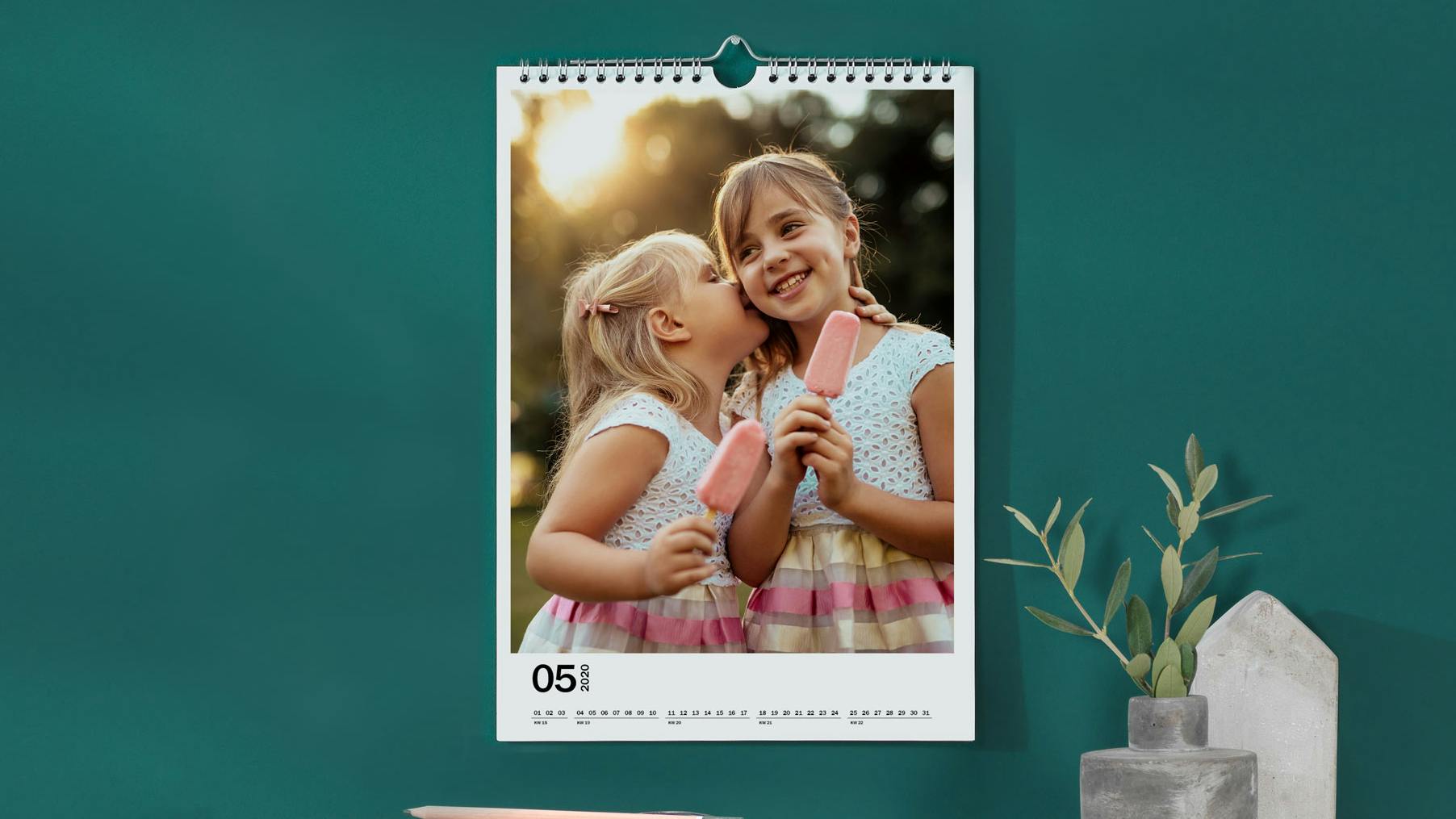 Fotokalender im Hochformat mit Foto zwei kleiner Mädchen, die Eis essen