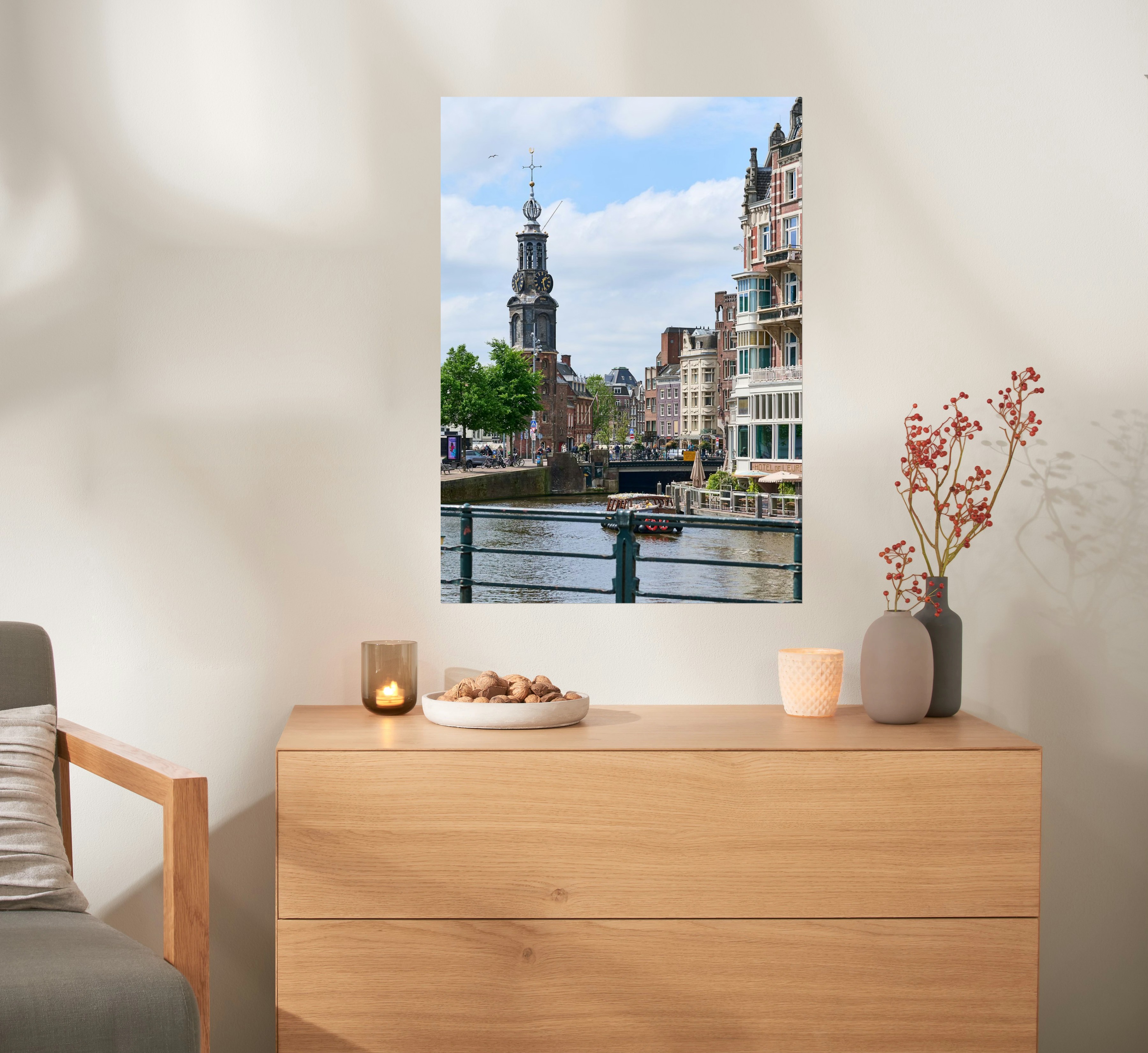 Een fotoposter in het formaat 50x70 met een foto van Amsterdam hangt boven een kast.