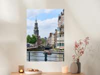 Fotoposter 50x70 bestellen Een fotoposter in het formaat 50x70 met een foto van Amsterdam hangt boven een kast.