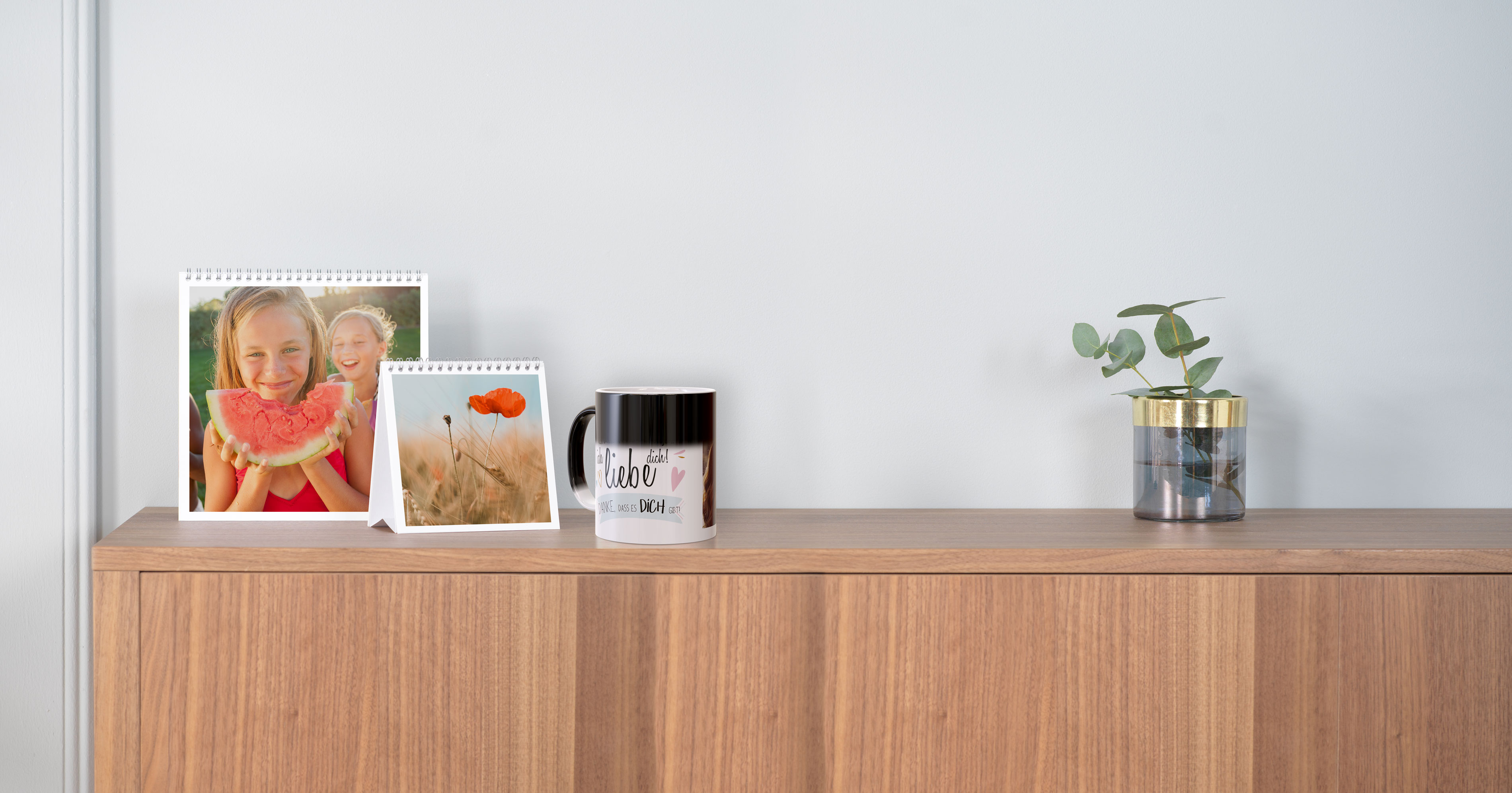Fotogeschenke-Mix mit Foto-Aufsteller und Zaubertasse im Ambiente
